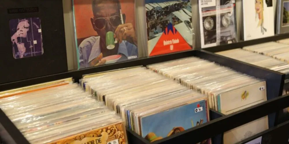 Vendas de vinil ultrapassam as de CD pela primeira vez desde 1987