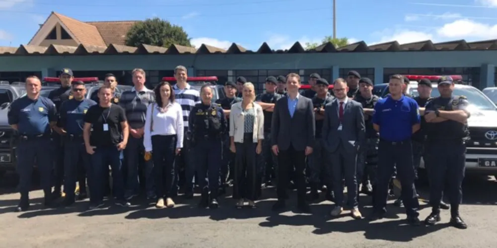 Durante a visita, as autoridades conheceram o stand de tiro virtual do Município, o software integrador Metropolys e o trabalho do Grupamento GOC K-9.