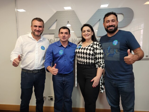 Prefeita de Carambeí, Elisangela Pedroso (PSB) esteve presente nas eleições, acompanhada pelo presidente da AMCG, Henrique Carneiro e outras lideranças