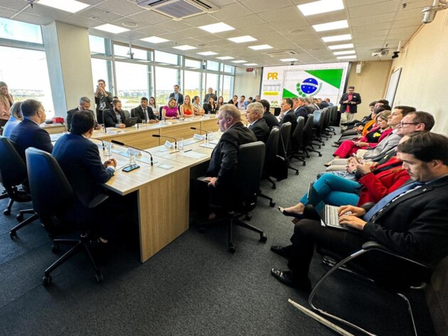 Artur Butina e outros gestores da região participaram de evento em Brasília na quarta-feira (16)
