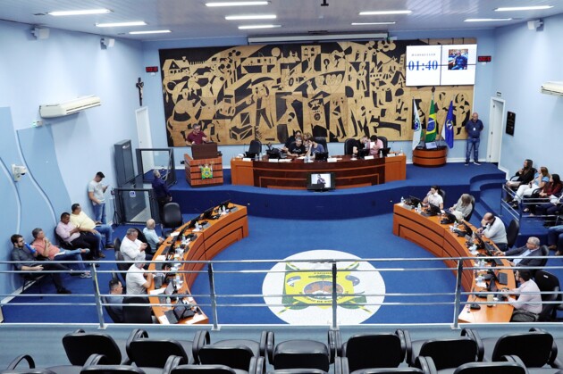 Regimento interno da Câmara estabelece que as sessões terão a duração de 4 horas, podendo ser prorrogadas por igual período tantas vezes forem deliberadas