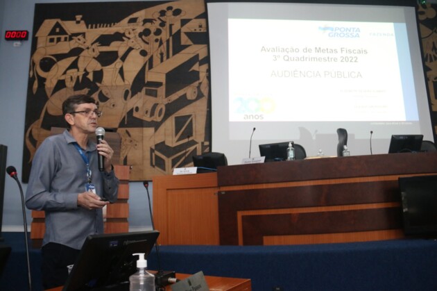 Claudio Grokoviski, secretário da Fazenda, durante apresentação das contas na Câmara Municipal