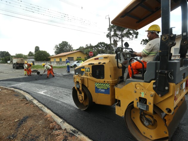 Equipes iniciaram a aplicação de capa asfáltica na rua Thaumaturgo de Azevedo, uma das 18 vias contempladas neste projeto