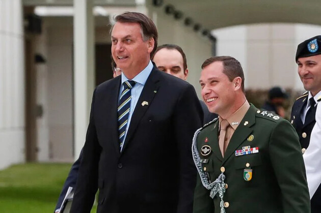 Bolsonaro e Mauro Cid durante mandato em 2022