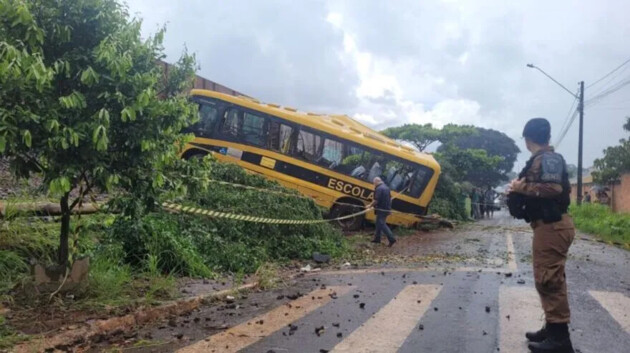 O veículo transportava 29 pessoas, sendo 25 crianças