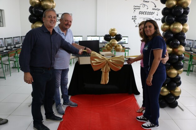 Prefeito Alvaro Telles e deputado estadual Moacyr Fadel estiveram presentes na cerimônia de entrega dos materiais