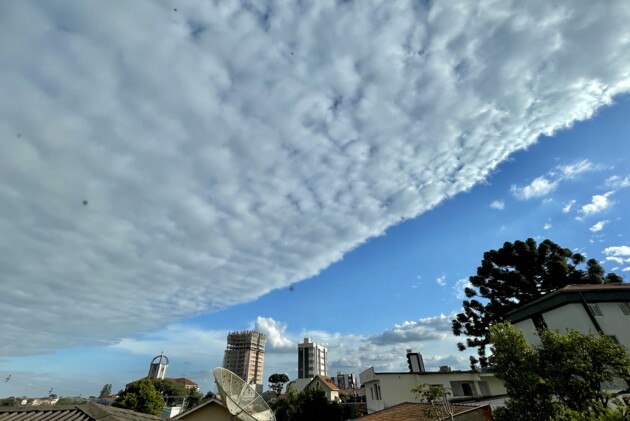 Em Ponta Grossa, a mínima esperada para esta quinta-feira é de 15°C. Já a máxima atinge os 25°C.