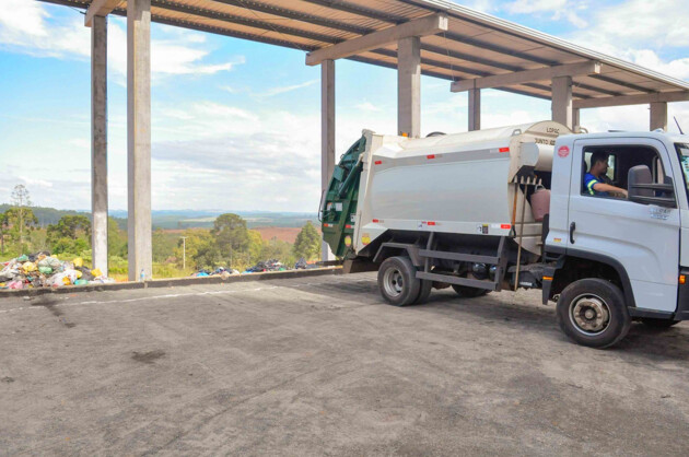 Uma Unidade de Transbordo é onde ocorre as transferências dos resíduos coletados das casas pelo caminhão, para um veículo de maior porte