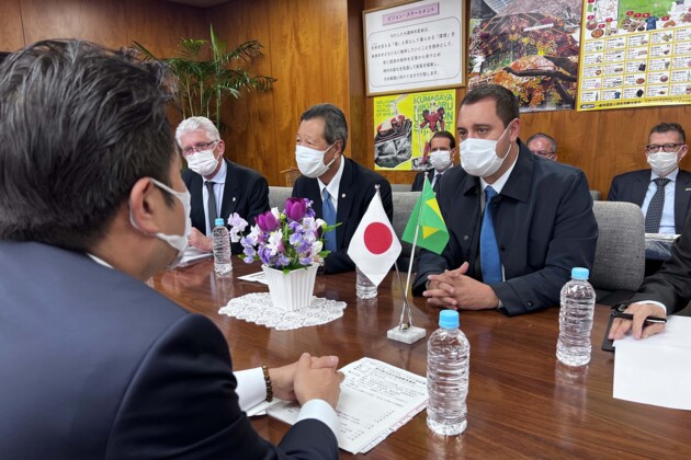 Ratinho Junior, governador do Paraná, em reunião com o vice-ministro da Agricultura do Japão