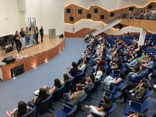 O lançamento foi realizado no auditório da UniCesumar e reuniu mais de 200 acadêmicas de diversos cursos da instituição