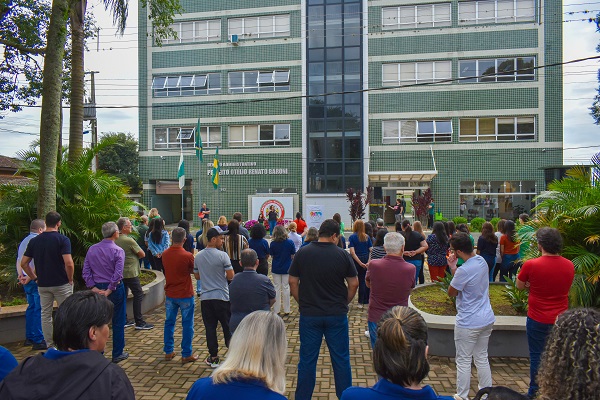 Durante o evento, servidores municipais entoaram o hino do município e assistiram a uma apresentação cultural