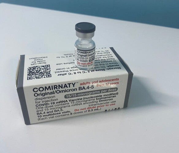 O esquema recomendado é de uma dose da vacina COVID-19 bivalente do fabricante Pfizer nos indivíduos que tenham recebido ao menos duas doses de vacinas monovalentes como esquema primário