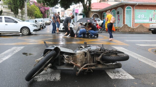 Mulher que pilotava a moto foi socorrida por equipes do Corpo de Bombeiros (Siate) e encaminhada para a UPA Santana