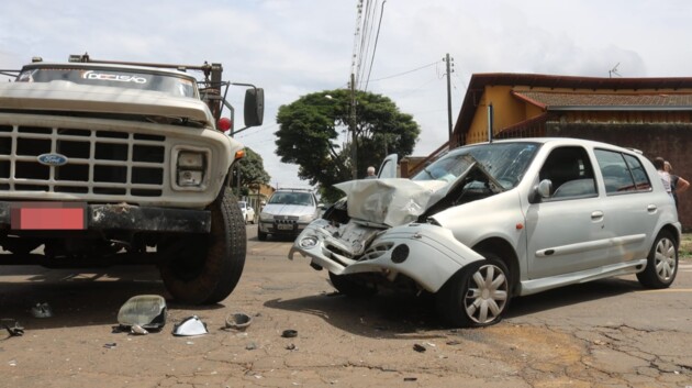 Veículos colidiram no cruzamento das ruas Laplace e Barão de Ramalho