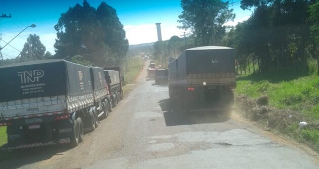 Além da marginal 'lotada', caminhões estão aguardando em vias de acesso da região