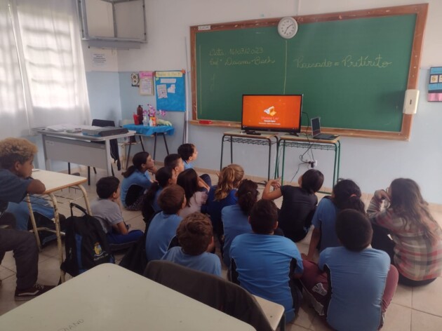 A turma mesclou atividades tradicionais com a videoaula produzida pelo projeto Vamos Ler