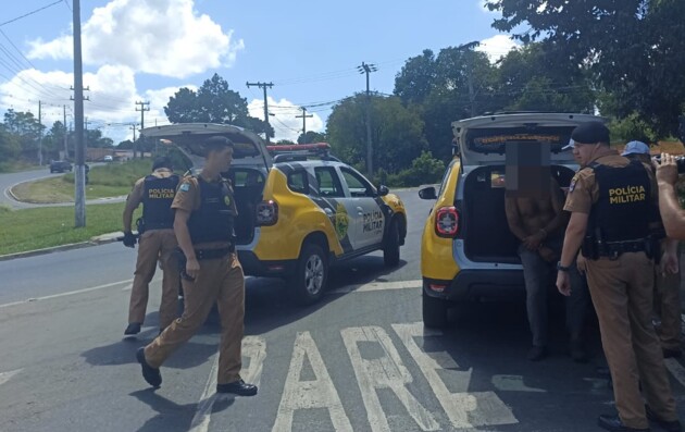 Autoridades identificaram que o carro possuía alerta de furto