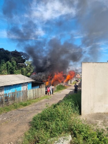 Residências vizinhas ao local onde as chamas iniciaram foram atingidas