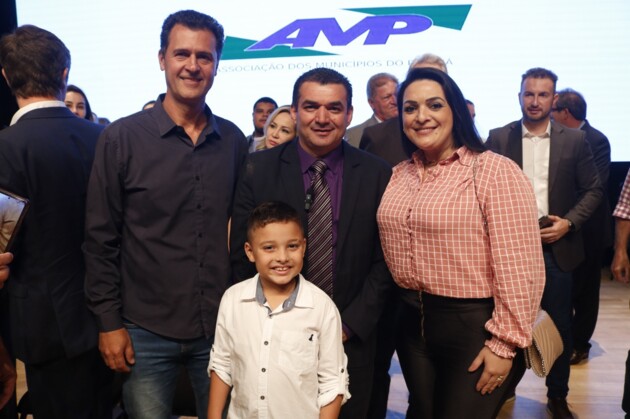 Prefeito de Palmeira, Sérgio Belich (União); Presidente da AMP, Edimar dos Santos; e prefeita de Carambeí, Elisangela Pedroso