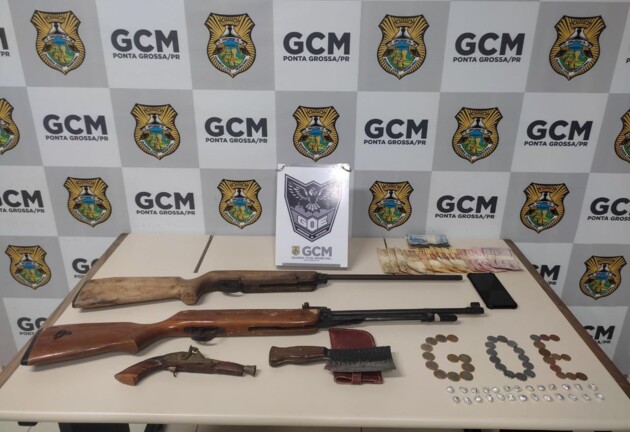 Além das armas, foi encontrado cerca de R$ 490 reais em dinheiro trocado, 26 unidades de substâncias análoga a crack