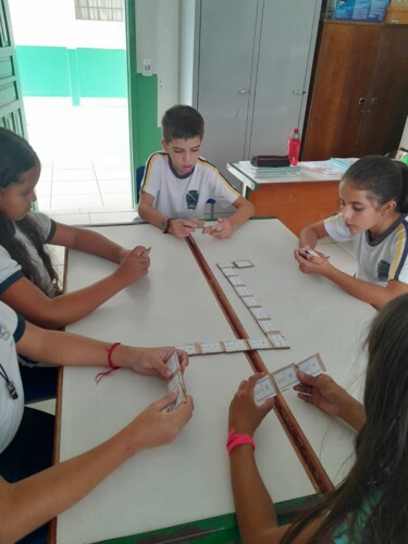 Educandos puderam 'forjar' seu próprio jogo com papelão