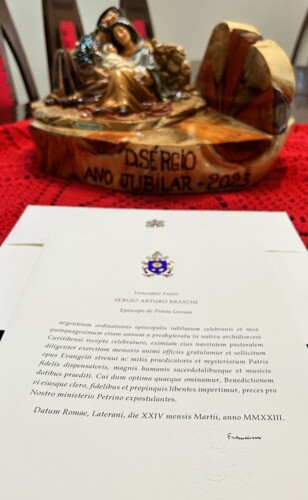 Documento redigido em latim e em papel timbrado com o brasão do pontificado do Papa Francisco, felicita o bispo pela sua exímia dedicação pastoral