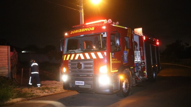 Bombeiros foram acionados para controlar as chamas na residência