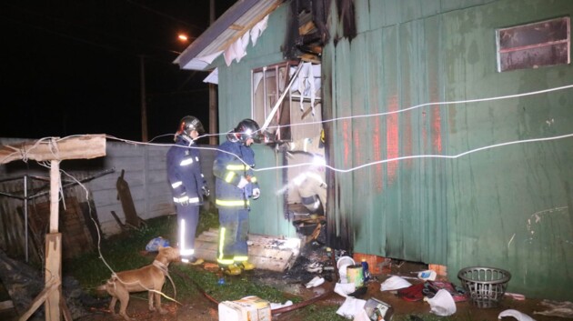 Com a ação rápida dos bombeiros, casa ficou parcialmente destruída, evitando que fosse consumida pelas chamas