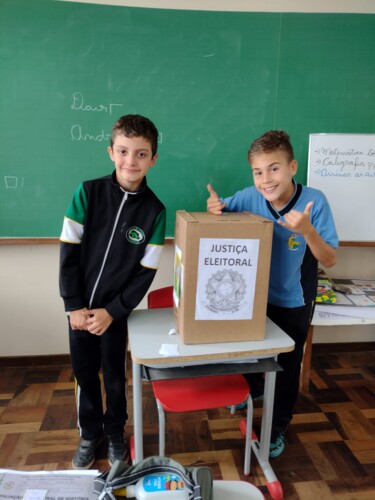 Os alunos realizaram  todos os elementos de eleições reais, como cabine de votação, mesários e candidatos e eleitores