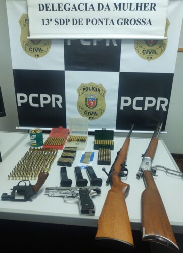 Armas e munições foram encontrados em estacionamento e em uma residência