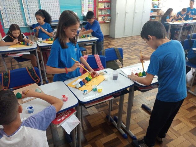 Os alunos elaboraram os ábacos utilizando caixas de ovos, palitos de churrasco e macarrão