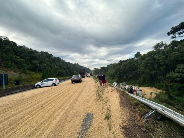 Parte da carga de soja de um dos caminhões caiu sobre a pista