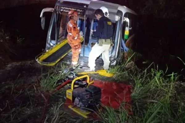 Um ônibus com 25 passageiros saiu da faixa de tráfego e caiu em uma ribanceira