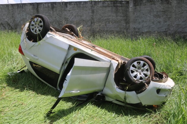 O carro saiu da estrada e capotou, parando com as rodas para o ar