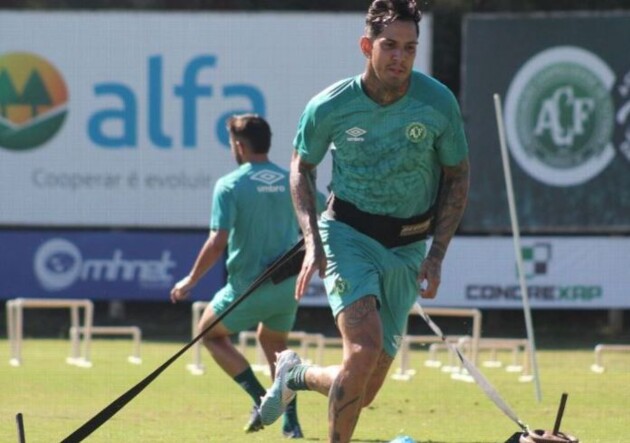 Victor Ramos durante treinamento com a camisa da Chapecoense