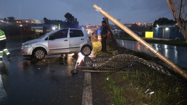 Carro era ocupado por um casal de idosos quando capotou