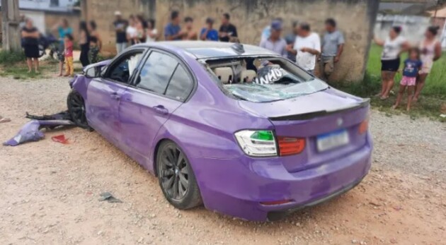 BMW ficou danificada após a colisão. Condutor fugiu de um linchamento