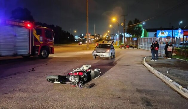 Homem foi arremessado da moto após a colisão