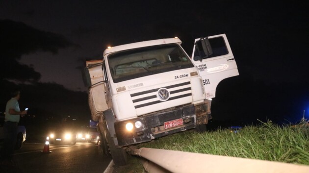 O acidente aconteceu no final da tarde de ontem (28), perto do viaduto do Santa Terezinha.