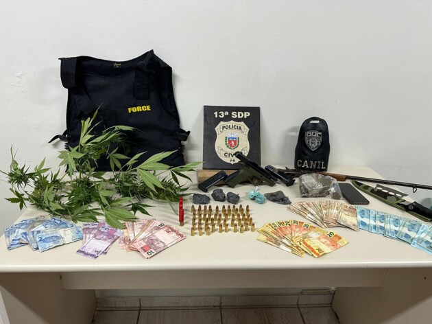 Drogas, armas e colete balístico foram apreendidos pelos policiais