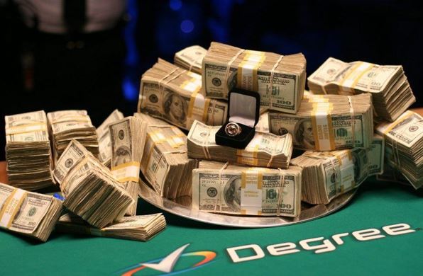 Não é nenhum segredo que o jogo de poker é um dos esportes que mais movimentam dinheiro em premiações