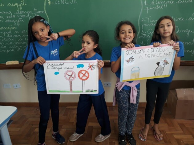 Os alunos expuseram seus cartazes com dicas para prevenção da dengue