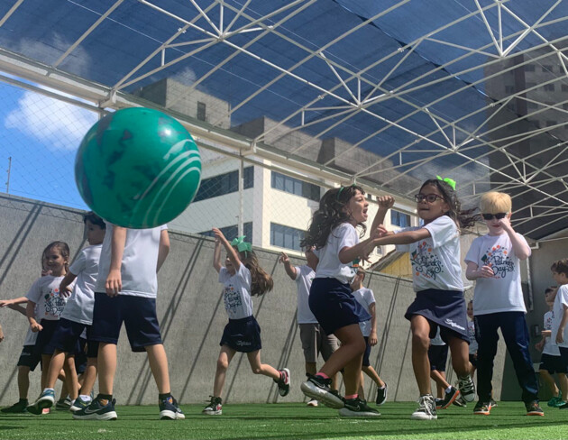 Nas salas de aula e nas áreas externas do colégio, os alunos tiveram uma semana intensa de imersão cultural e linguística, além de atividades que exploraram coordenação motora