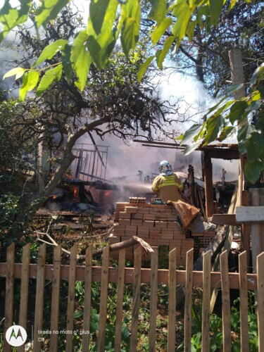Muito embora os bombeiros tenham concluído o deslocamento em poucos minutos, não foi possível salvar a estrutura de madeira