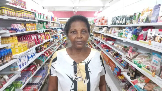 Isabel Estavski, de 69 anos, é dona de um mercado na Vila do Sahy