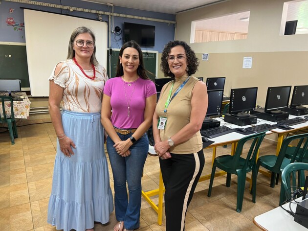 Deputada Mabel entregou computadores ao Colégio Cívico Militar Alcides Munhoz