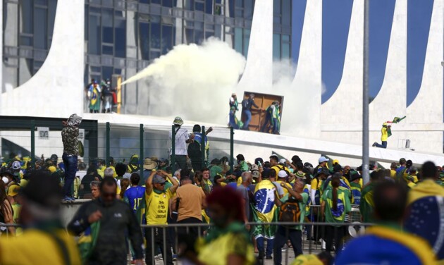 Uma semana após a posse de Lula, milhares de pessoas invadiram os prédio dos Três Poderes