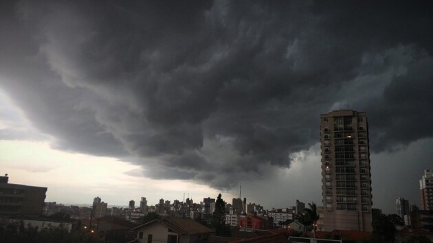 Nuvens carregadas já são vistas em alguns pontos da cidade