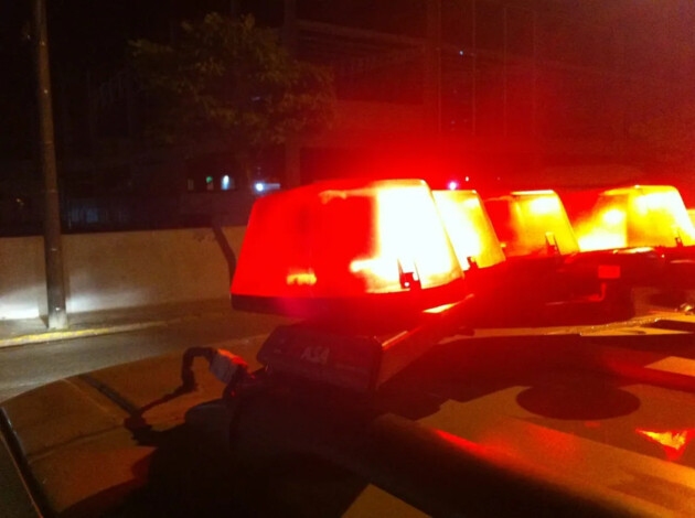 A mulher afirmou que o suspeito também teria ameaçando lhe matar e atear fogo na residência