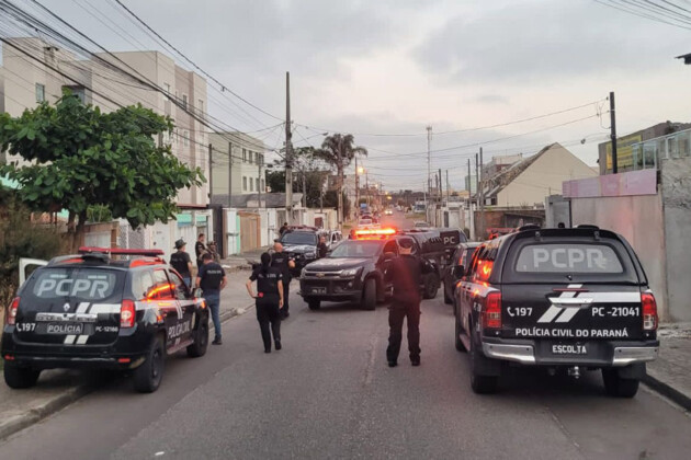 Durante a ação, foram apreendidas 300 gramas de maconha, uma porção de crack e uma pistola 9mm utilizada no crime